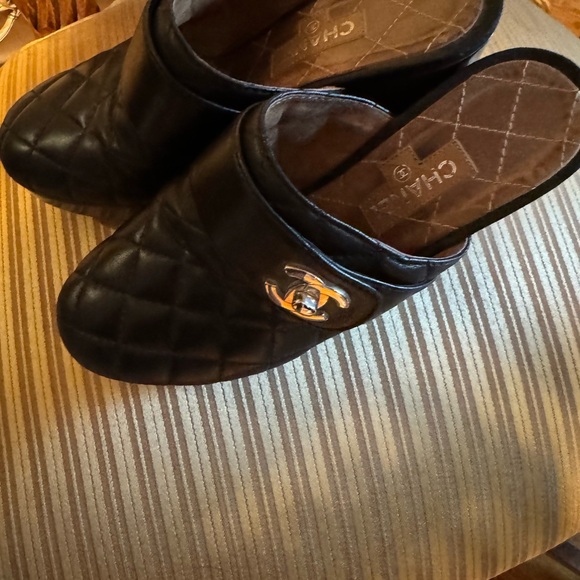 Worn Chanel clogs some scuffs - Picture 2 of 10